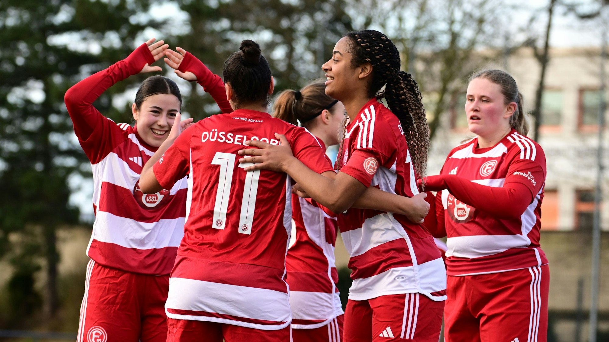 Die Frauen von Fortuna Düsseldorf jubeln gemeinsam über ein Tor.