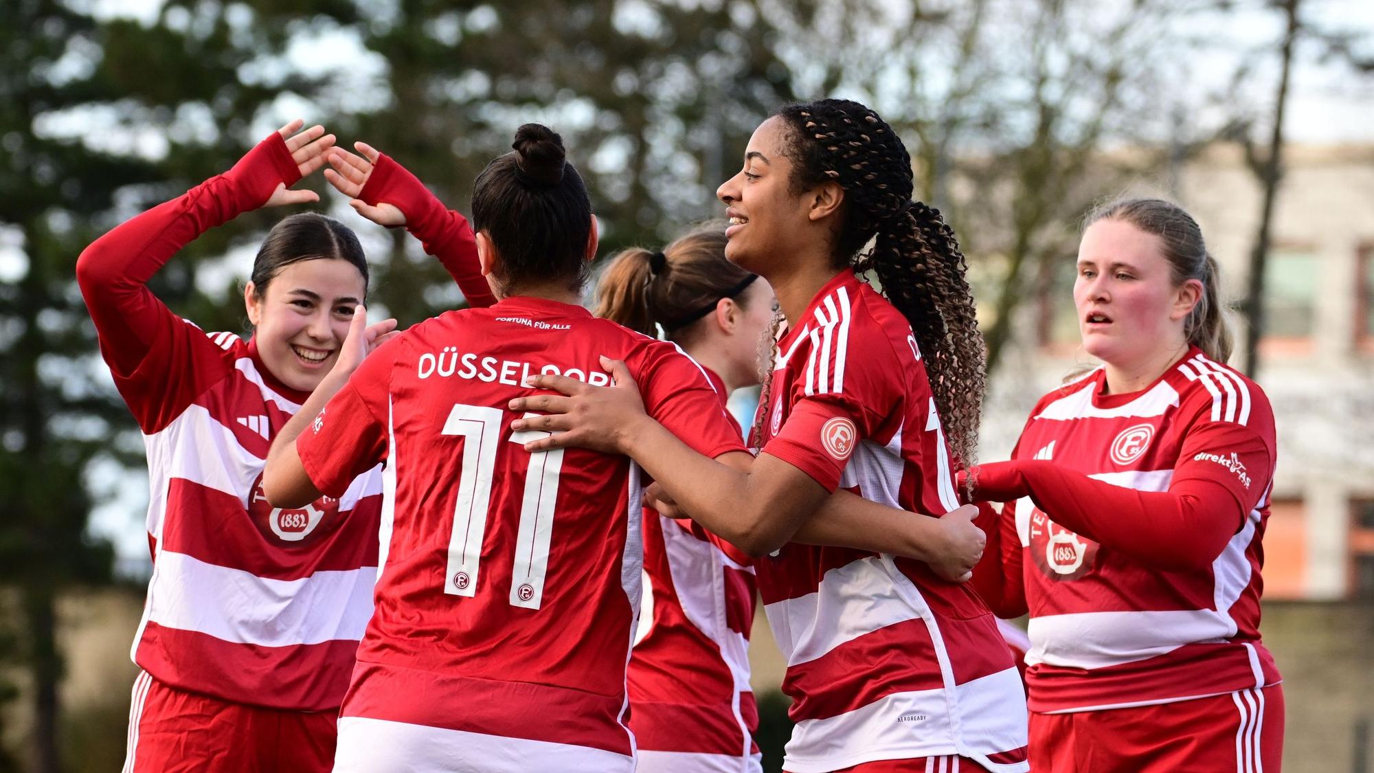 Die Frauen von Fortuna Düsseldorf jubeln im Spiel gegen den VfL Benrath über ein Tor.