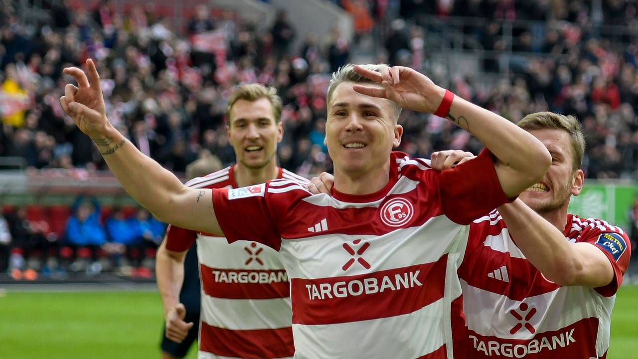 Felix Klaus jubelt über sein Tor. In Hintergrund zu sehen: Vincent Vermeij.