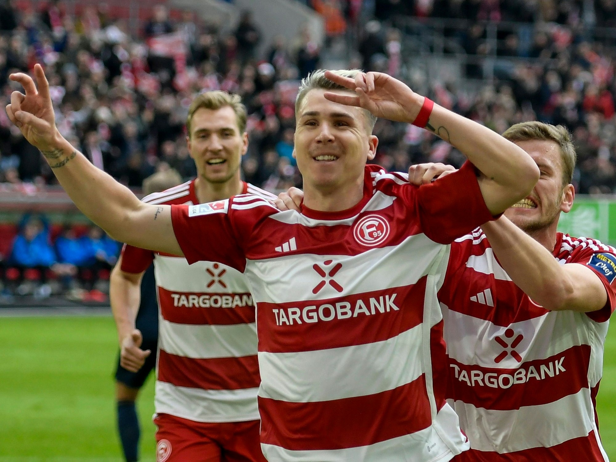 Felix Klaus jubelt über sein Tor. In Hintergrund zu sehen: Vincent Vermeij.