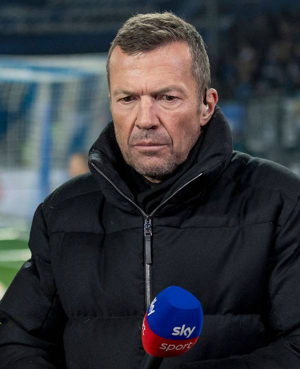 Lothar Matthäus schaut ernst aufs Spielfeld.