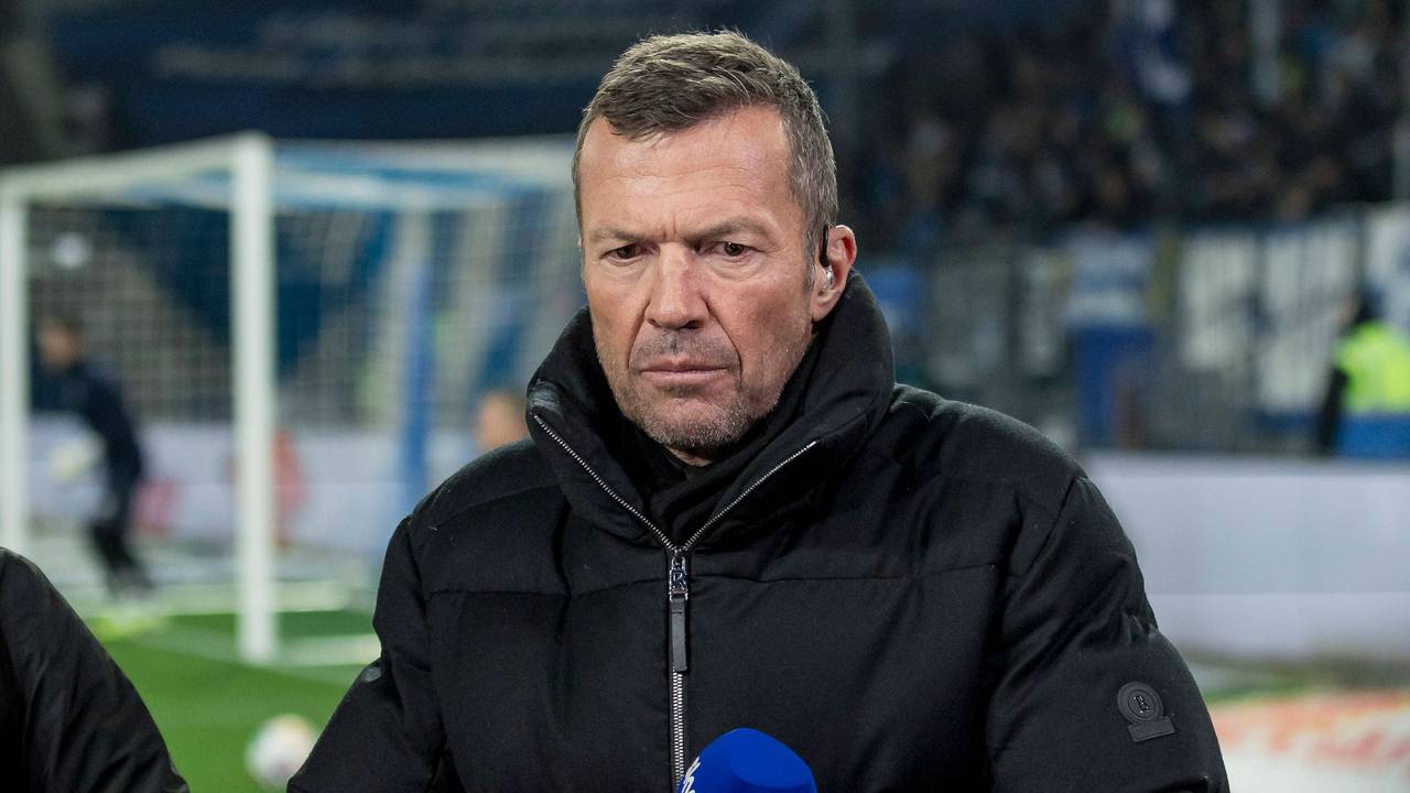Lothar Matthäus schaut ernst aufs Spielfeld.