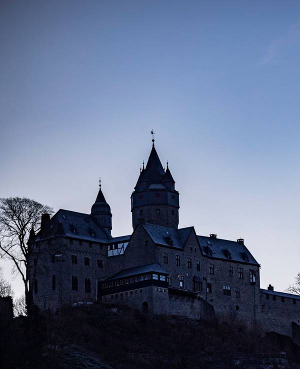 Die Silhouette der Burg in Altena im morgendlichen Sonnenlicht