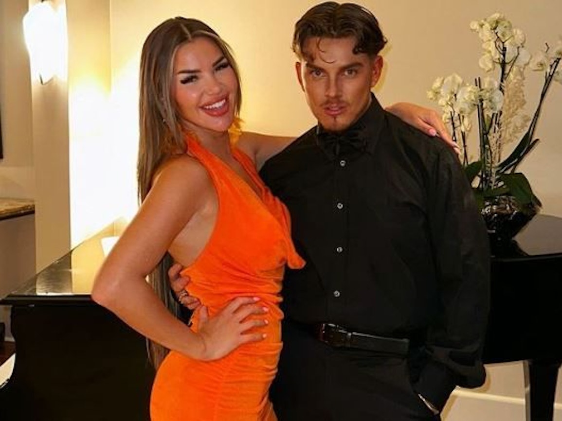 Kim Virginia blickt in die Kamera, während sie am am Flughaften in Frankfurt am Main steht. Das Foto wurde vor ihrer Abreise nach Australien ins Dschungelcamp aufgenommen.