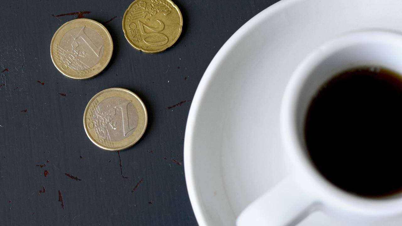 Trinkgeld liegt neben einer Tasse Kaffee auf dem Tisch, hier im Mai 2015 in Berlin.