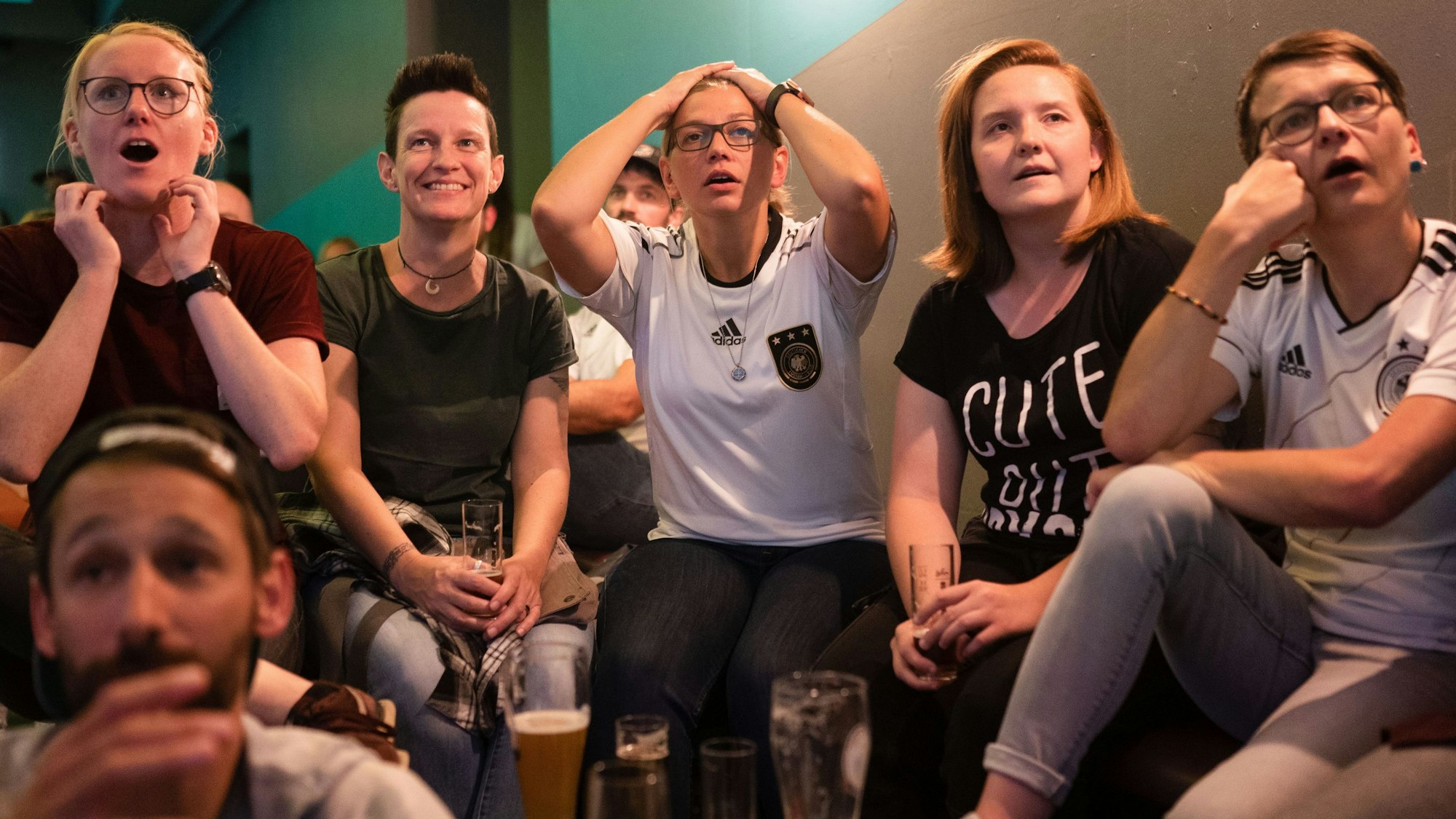 Deutschland-Fans fiebern in einer Kölner Kneipe mit.