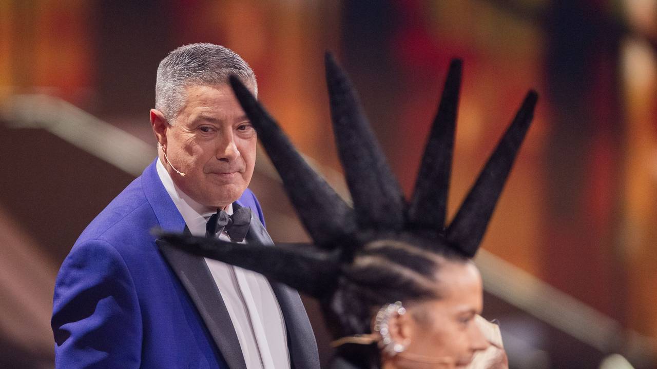 Jorge González (Mitte), Motsi Mabuse (rechts) und Joachim Llambi (links), Jurymitglieder, stehen in der Kennenlernshow der RTL-Tanzshow „Let's Dance“ zum Auftakt der neuen Staffel auf dem Parkett im Coloneum, hier im Februar 2024 in Köln.