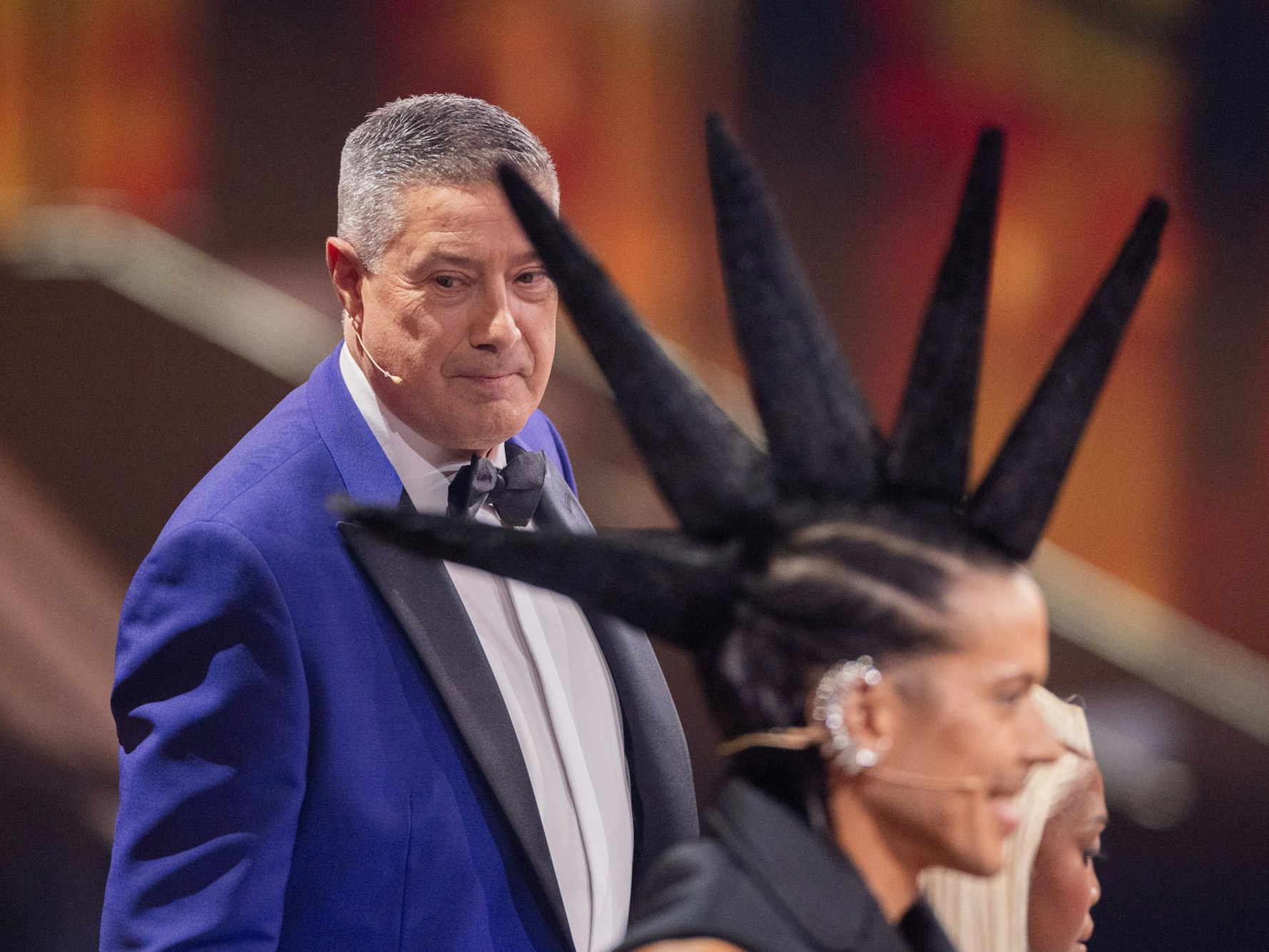 Jorge González (Mitte), Motsi Mabuse (rechts) und Joachim Llambi (links), Jurymitglieder, stehen in der Kennenlernshow der RTL-Tanzshow „Let's Dance“ zum Auftakt der neuen Staffel auf dem Parkett im Coloneum, hier im Februar 2024 in Köln.