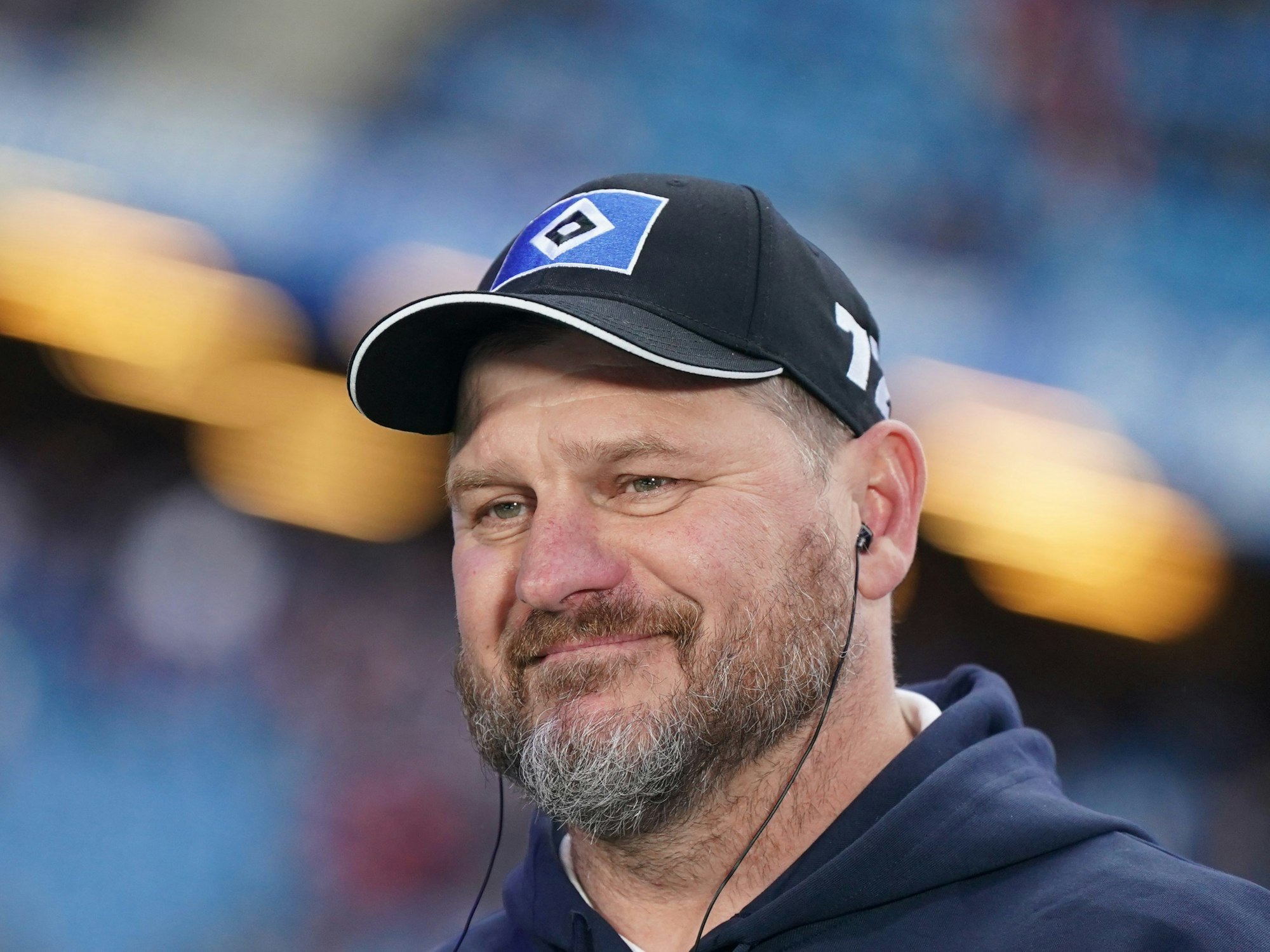 Hamburgs Trainer Steffen Baumgart steht vor Spielbeginn am Spielfeldrand in einem TV-Interview.