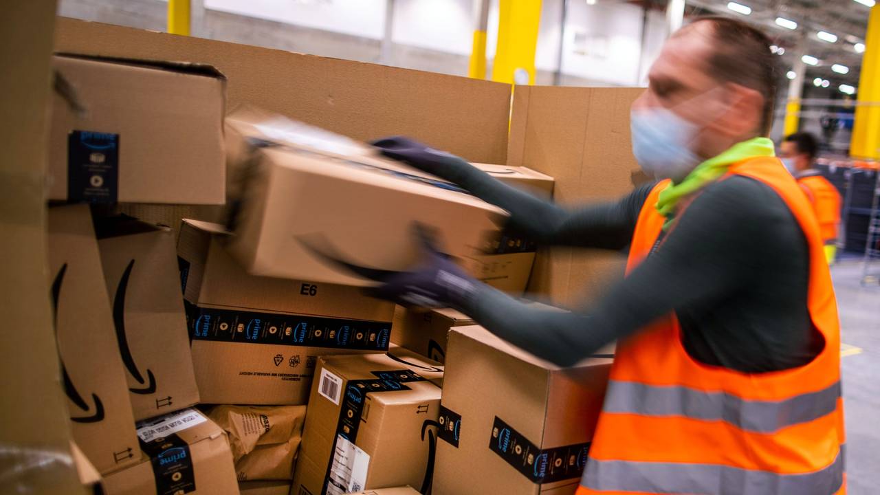 Ein Mitarbeiter sortiert an einem Transportband Paketsendungen in einem Verteilzentrum des Online-Händlers Amazon.