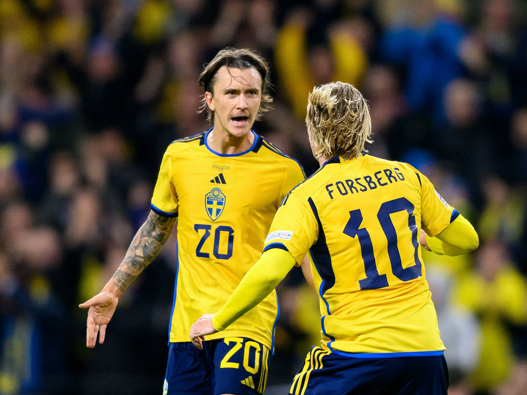Kristoffer Olsson jubelt mit Emil Forsberg.