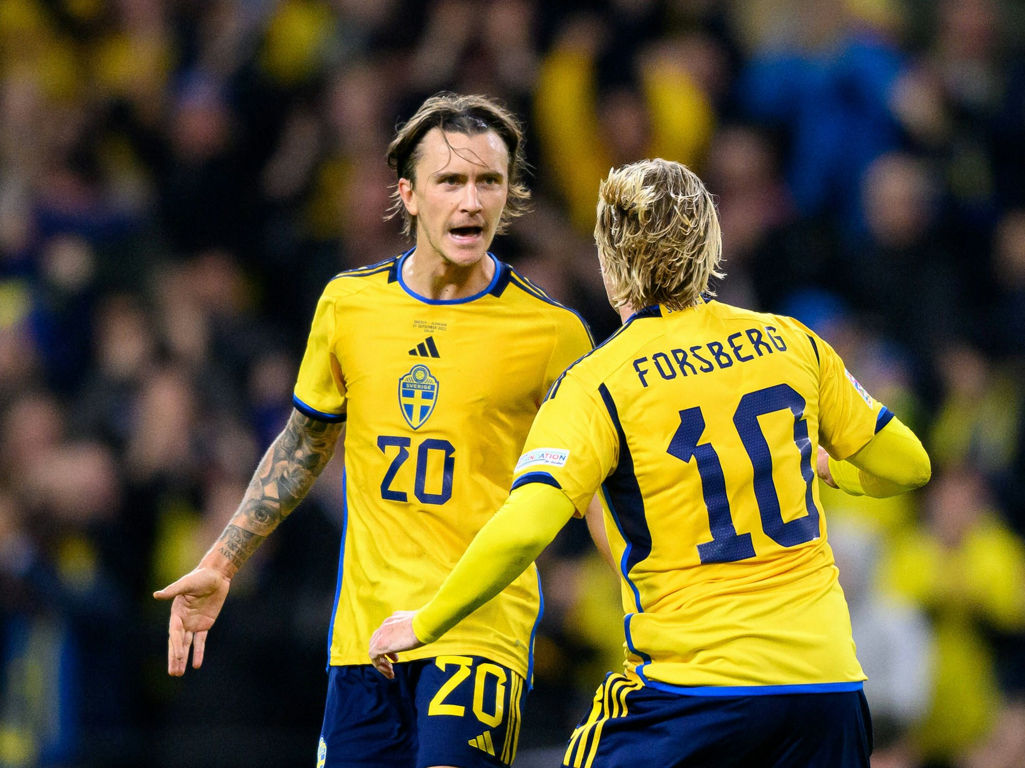 Kristoffer Olsson jubelt mit Emil Forsberg.