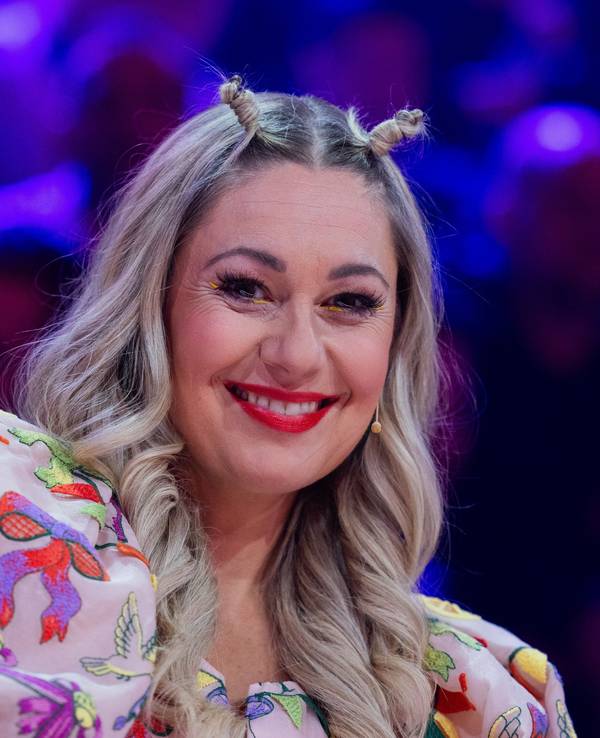 Ruth Moschner sitzt in der Prosieben-Show „The Masked Singer“ am Ratepult.