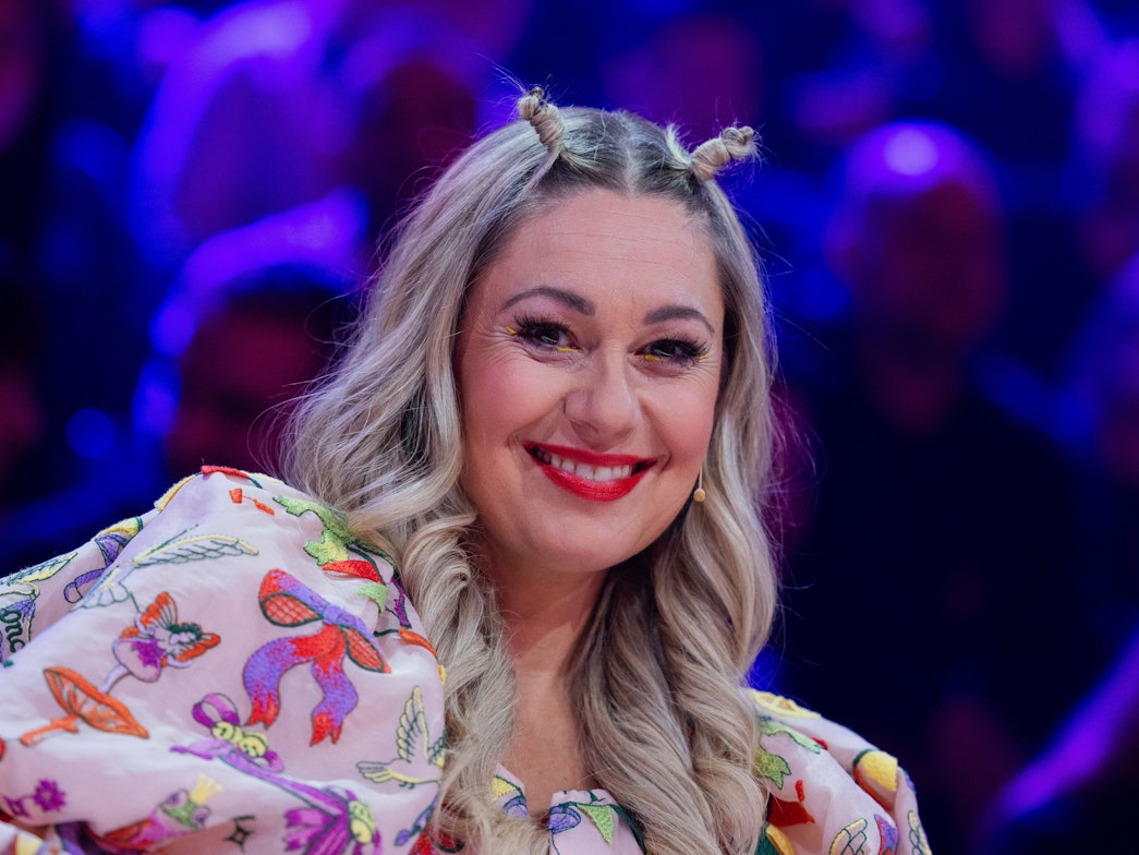 Ruth Moschner sitzt in der Prosieben-Show „The Masked Singer“ am Ratepult.