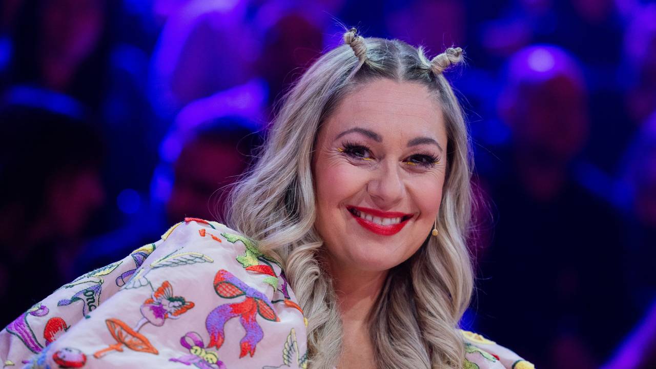 Ruth Moschner sitzt in der Prosieben-Show „The Masked Singer“ am Ratepult.
