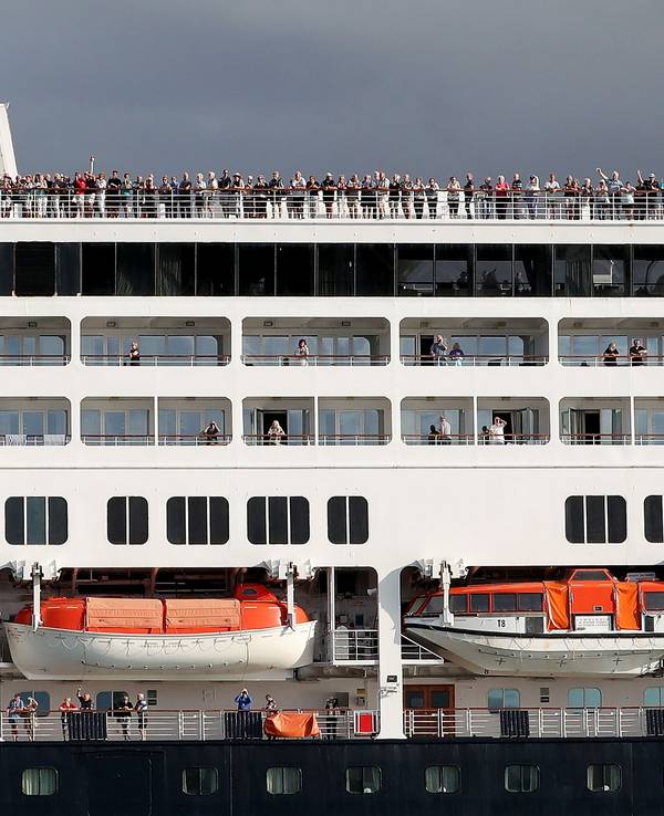 Passagiere und Passagierinnen stehen auf dem Deck des Kreuzfahrtschiffes „Vasco da Gama“ bei der Ankunft im Hafen von Fremantle, hier im März 2020.