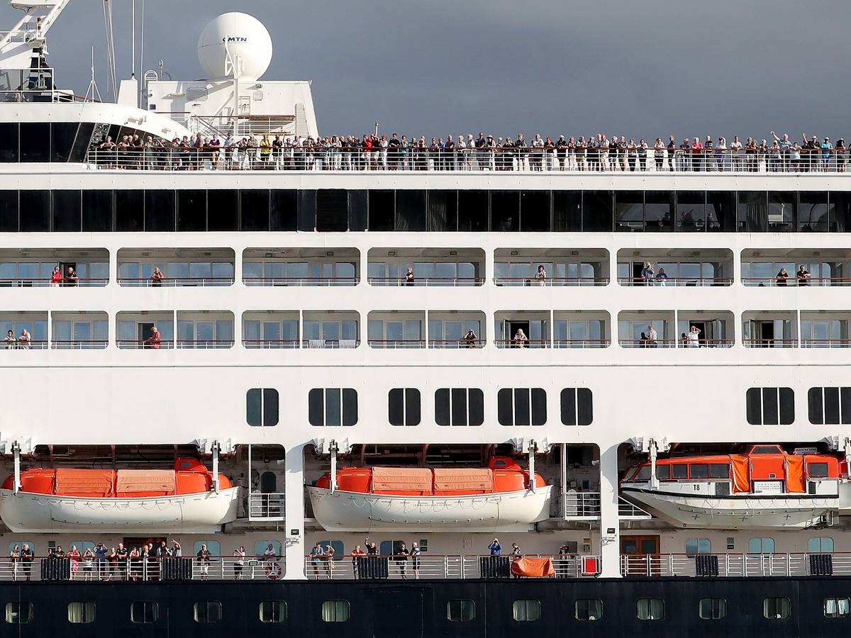 Passagiere und Passagierinnen stehen auf dem Deck des Kreuzfahrtschiffes „Vasco da Gama“ bei der Ankunft im Hafen von Fremantle, hier im März 2020.