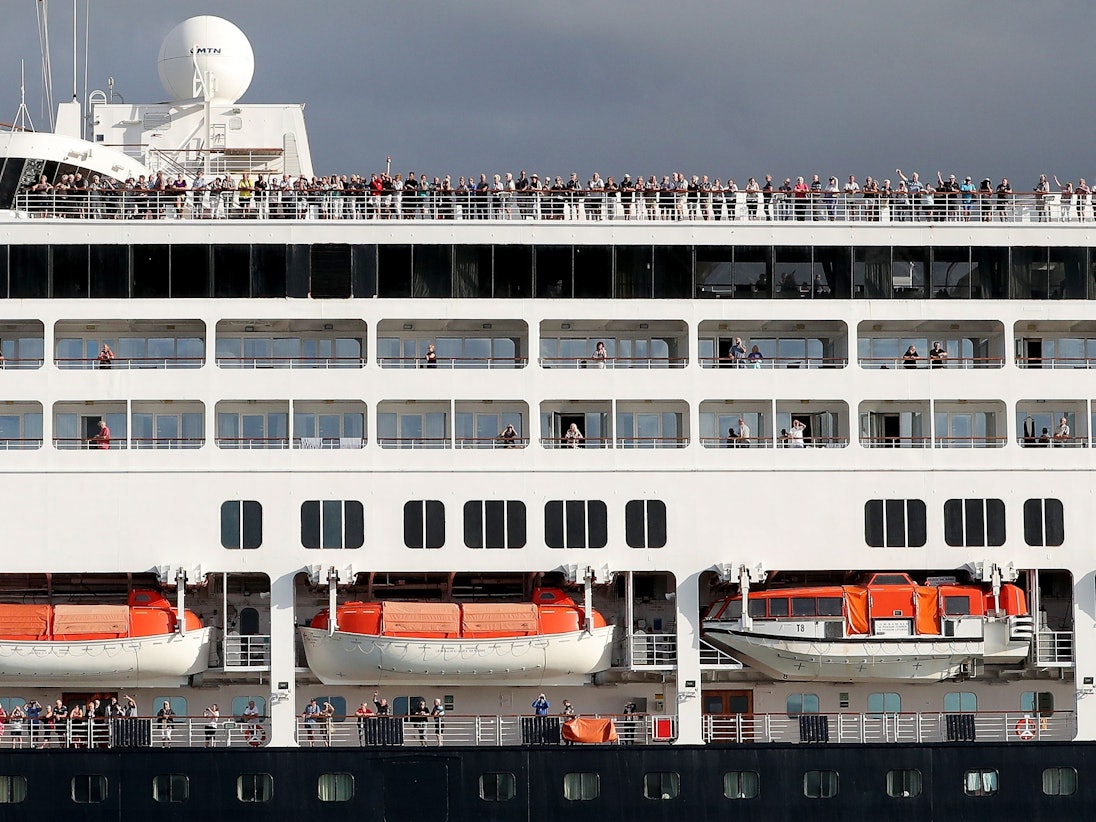 Passagiere und Passagierinnen stehen auf dem Deck des Kreuzfahrtschiffes „Vasco da Gama“ bei der Ankunft im Hafen von Fremantle, hier im März 2020.