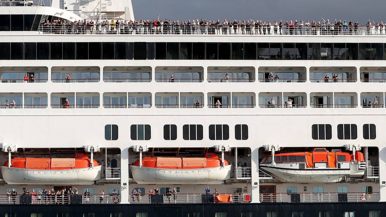Passagiere und Passagierinnen stehen auf dem Deck des Kreuzfahrtschiffes „Vasco da Gama“ bei der Ankunft im Hafen von Fremantle, hier im März 2020.