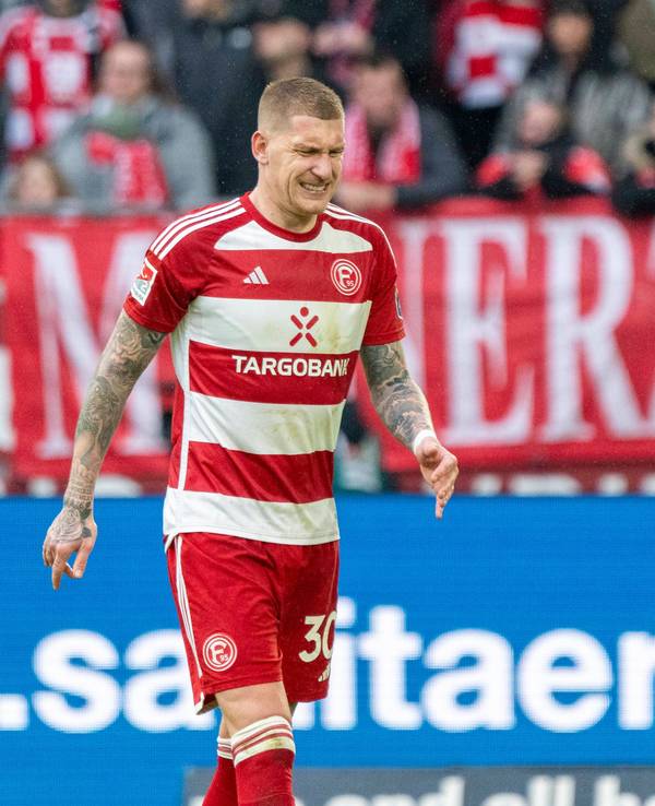 Jordy de Wijs verlässt mit Schmerzen den Platz.
