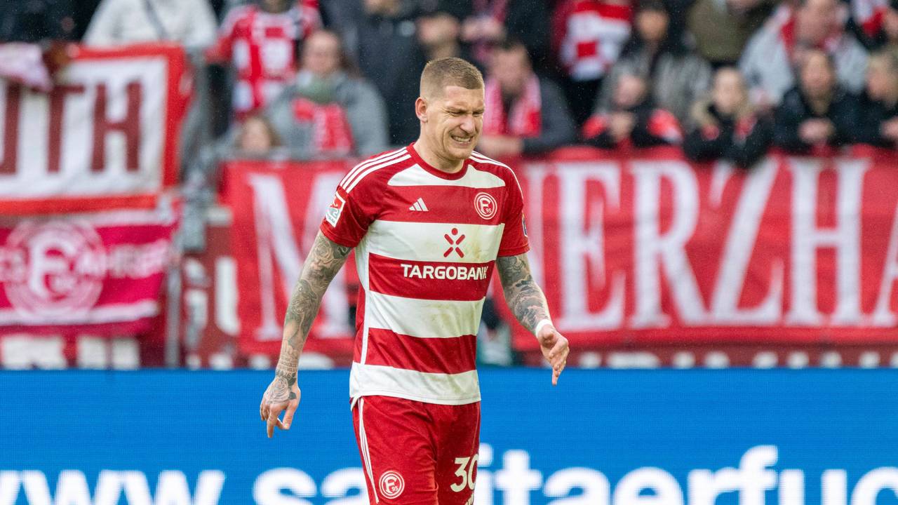 Jordy de Wijs verlässt mit Schmerzen den Platz.