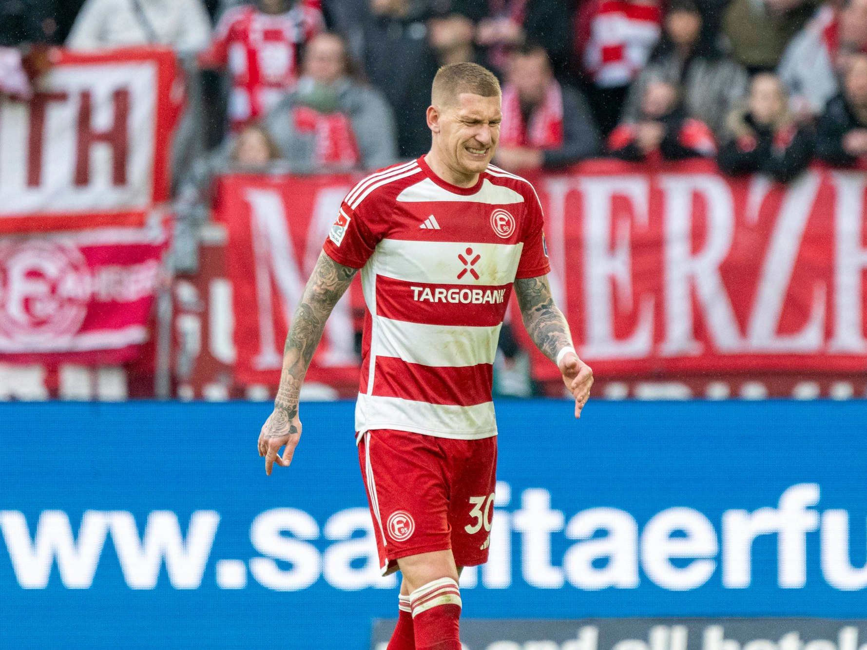 Jordy de Wijs verlässt mit Schmerzen den Platz.