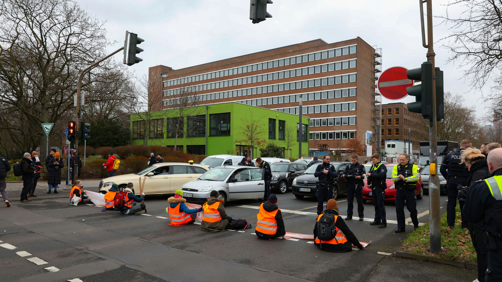 Foto einer Klebe-Aktion der Letzten Generation in Köln.