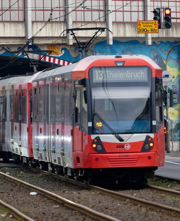 Zwei Straßenbahnen sind in Köln unterwegs.
