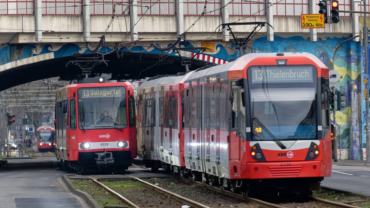 Zwei Straßenbahnen sind in Köln unterwegs.