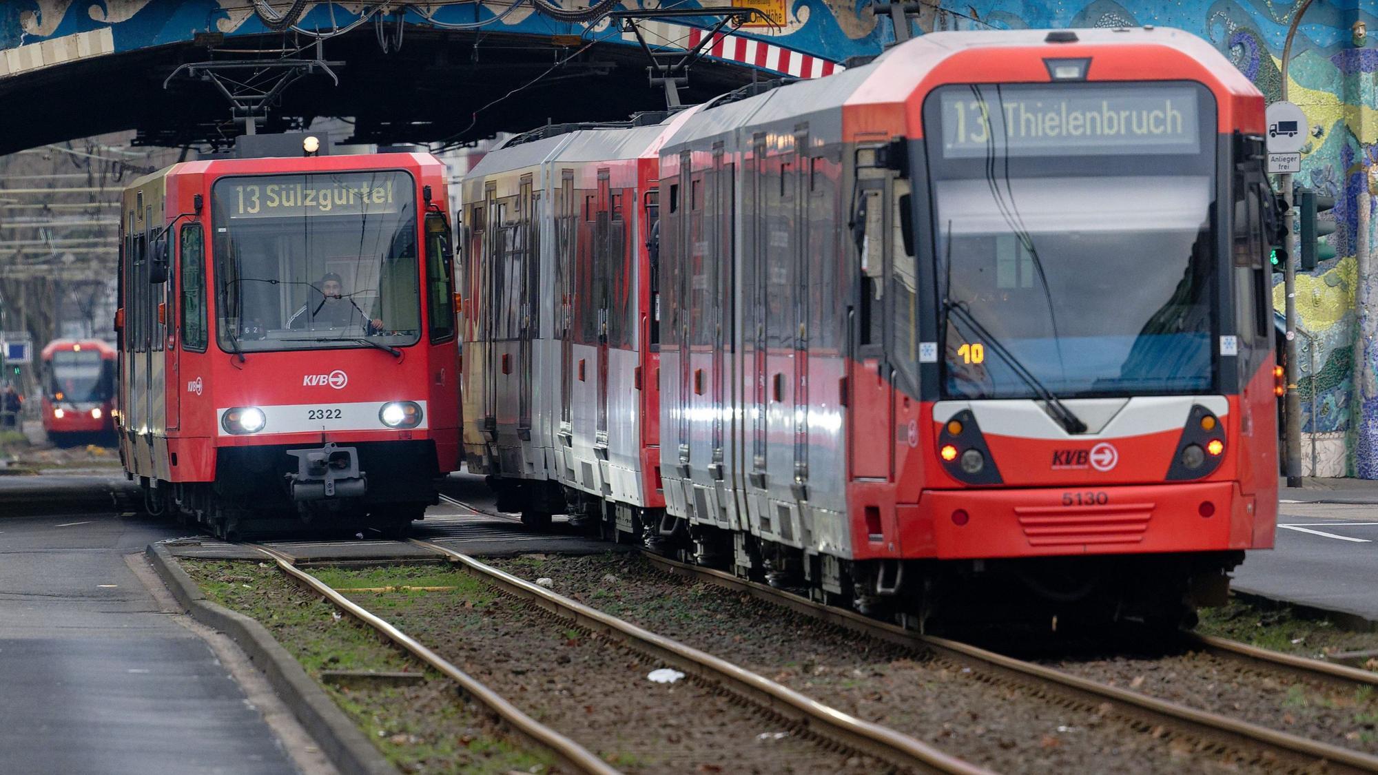 Zwei Straßenbahnen sind in Köln unterwegs.