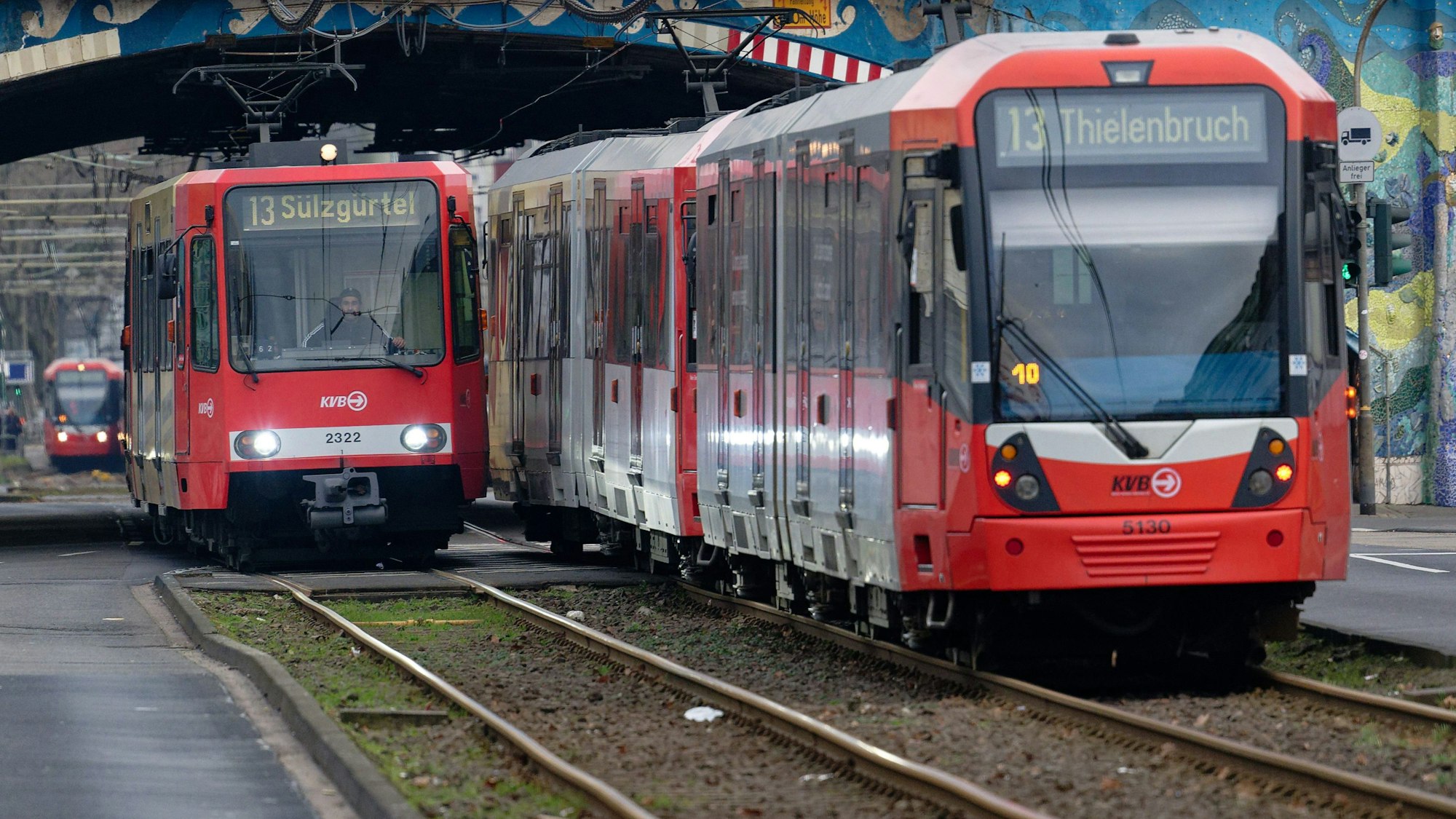 Zwei Straßenbahnen sind in Köln unterwegs.