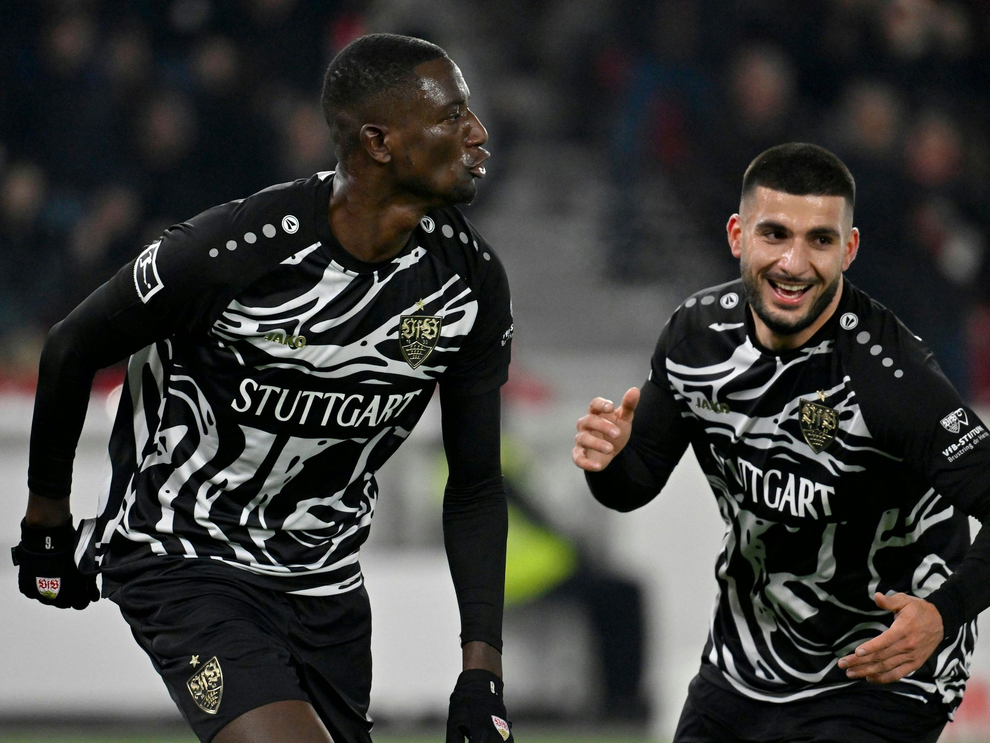 Serhou Guirassy bejubelt ein Tor mit seinem Stürmerkollegen Deniz Undav.