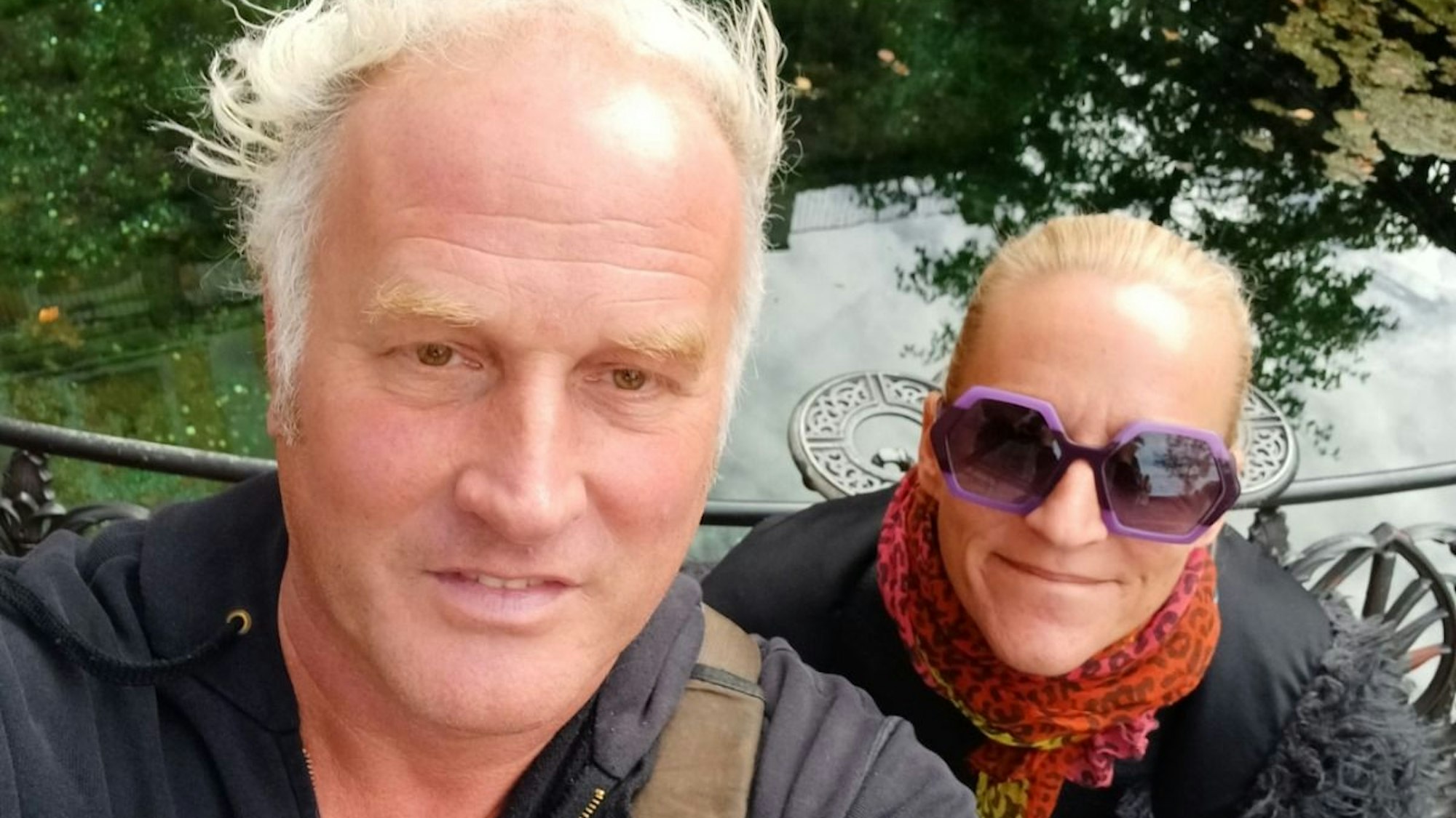 Ein Paar schaut in die Kamera. Marco Gödde mit seiner Frau Steffi Gödde. Sie heiraten am 29. Februar 2024 in Köln.