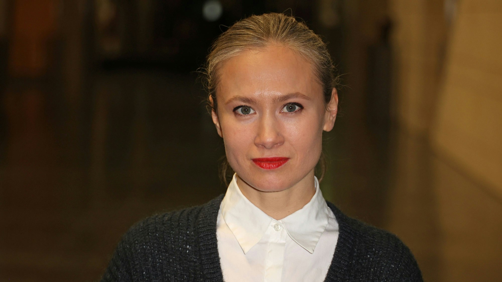 Alina Levshin blickt in die Kamera.