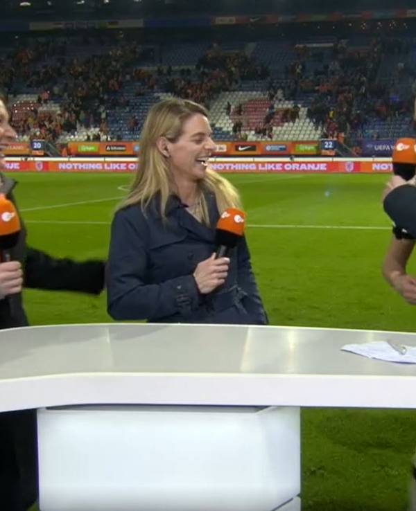 Alexandra Popp umarmt ZDF-Moderator Sven Voss nach dem Sieg gegen die Niederlande.