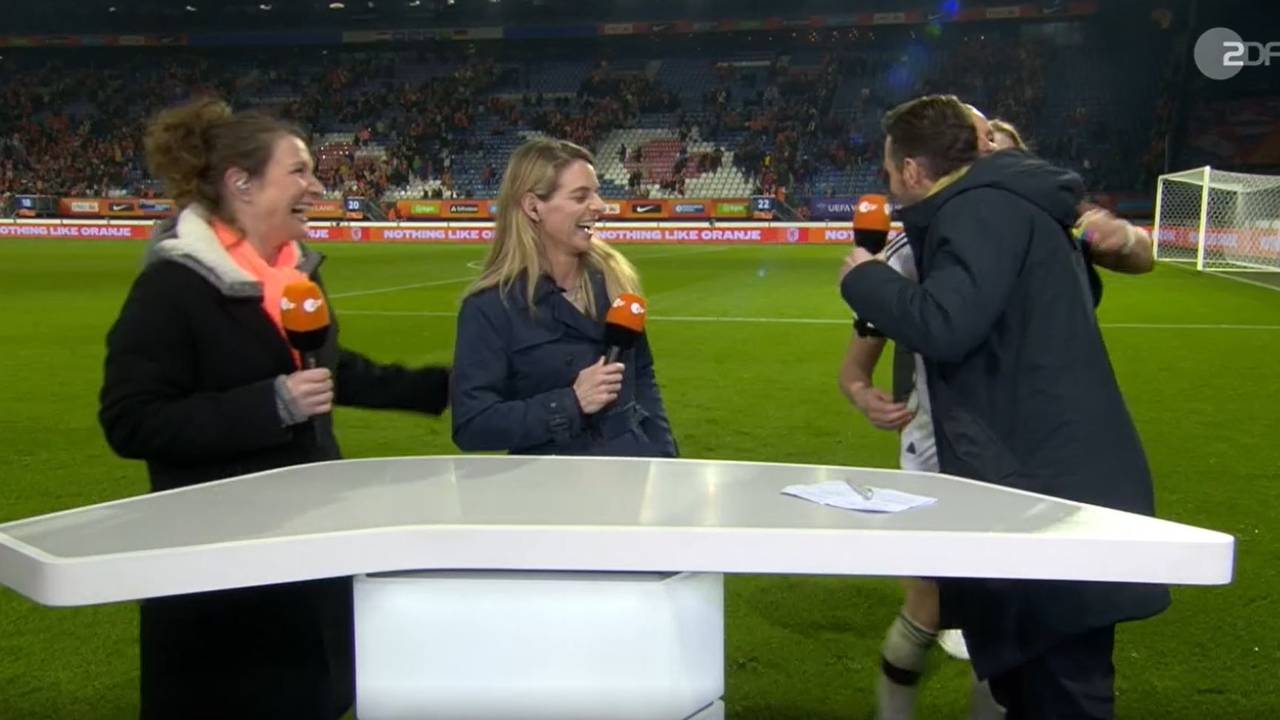 Alexandra Popp umarmt ZDF-Moderator Sven Voss nach dem Sieg gegen die Niederlande.