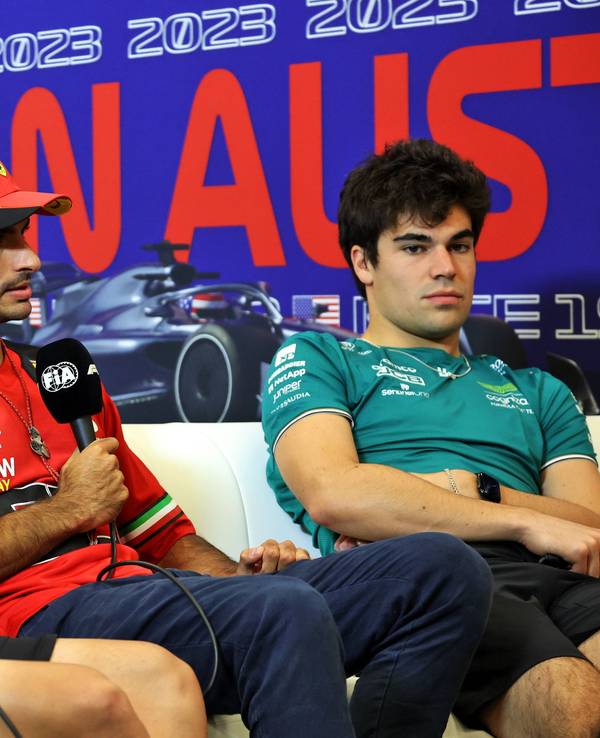 Lance Stroll, Carlos Sainz und Valtteri Bottas während eines Interviews.