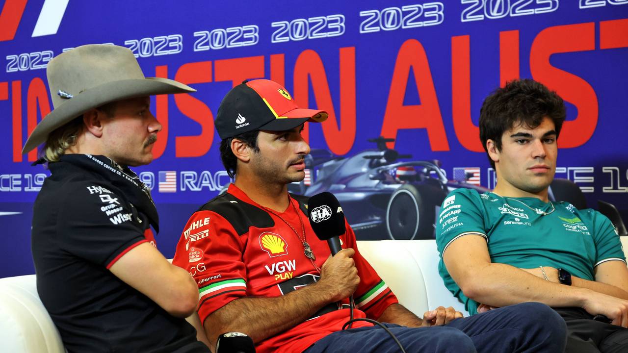Lance Stroll, Carlos Sainz und Valtteri Bottas während eines Interviews.