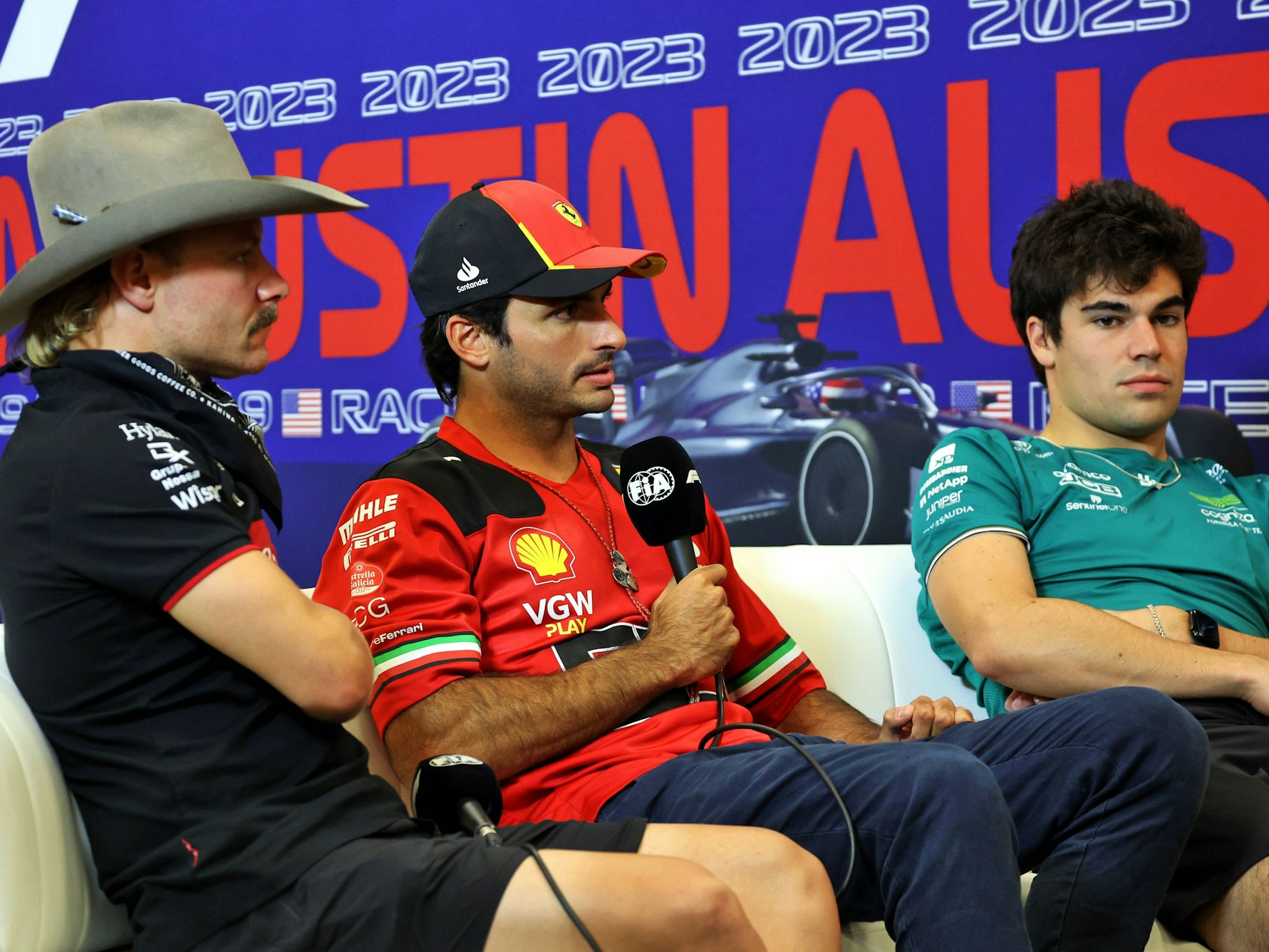 Lance Stroll, Carlos Sainz und Valtteri Bottas während eines Interviews.