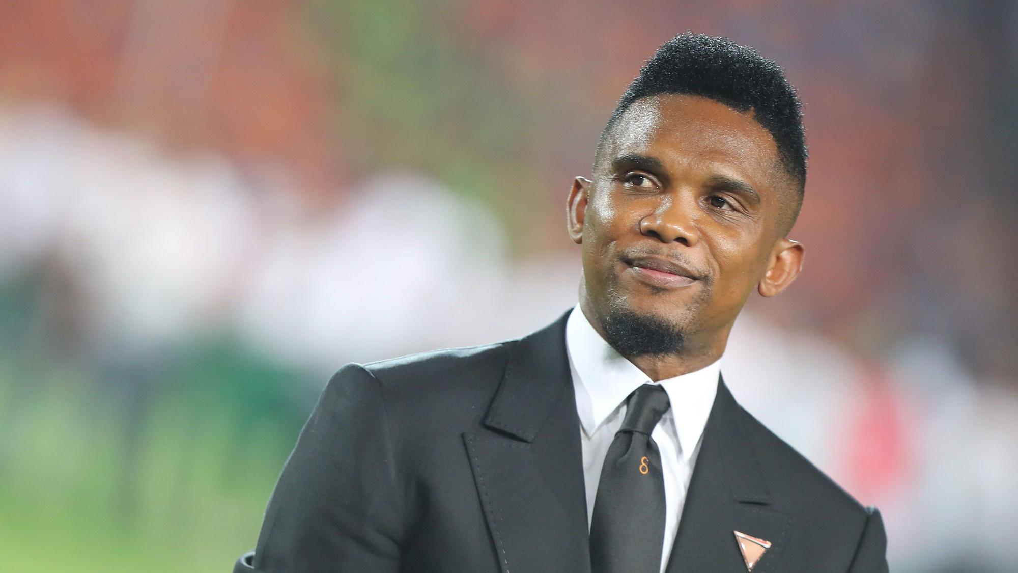 Samuel Eto'o im Anzug vor einem Spiel.