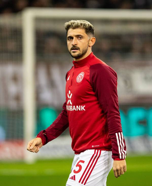 Fortuna Düsseldorfs Matthias Zimmermann läuft sich vor dem Spiel beim FC St. Pauli warm.