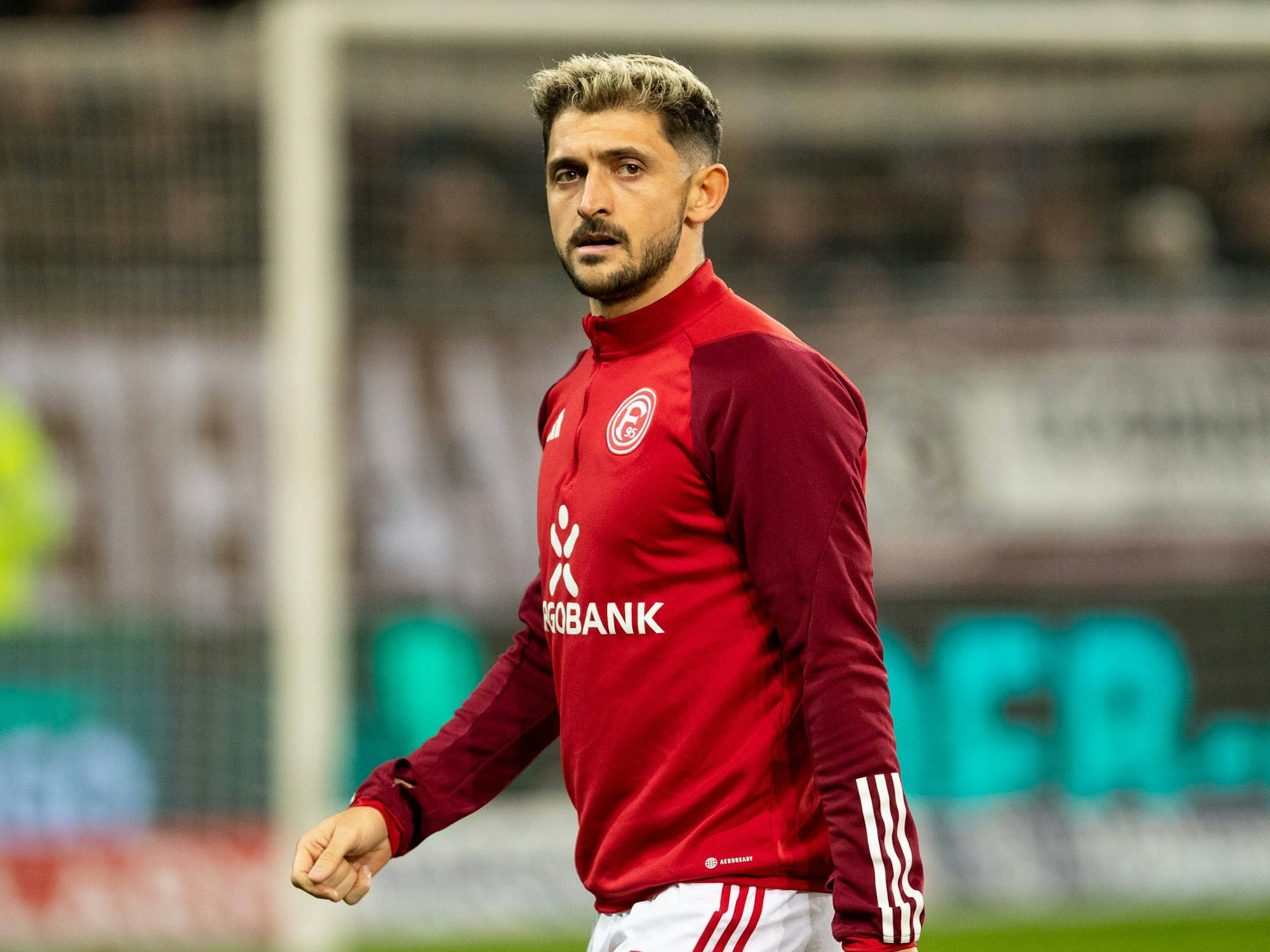 Fortuna Düsseldorfs Matthias Zimmermann läuft sich vor dem Spiel beim FC St. Pauli warm.