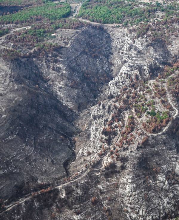 Die Aufnahmen aus einem Hubschrauber zeigen von den Waldbränden betroffene Gebiete.