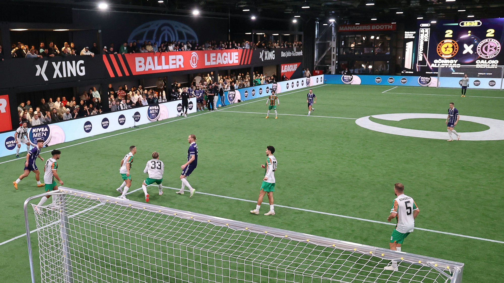 Spielszene aus der Baller League. Foto zeigt Spielfeld und die Teams von schräg oben.