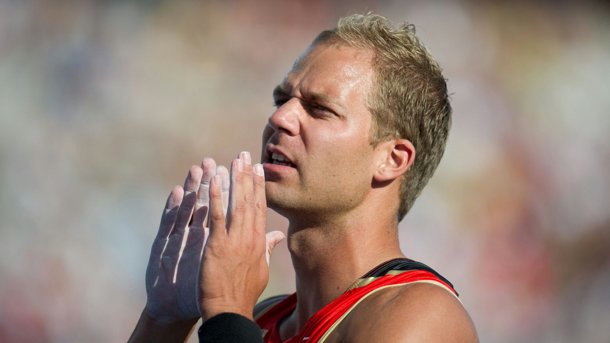 Der deutsche Stabhochspringer Fabian Schulze hebt bei den Leichtathletik-Europameisterschaften in Barcelona die Hände.