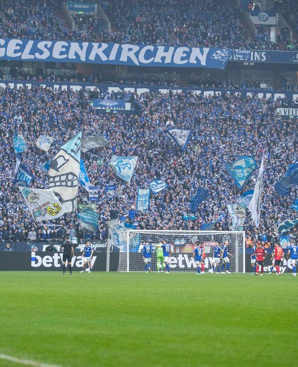 Ein Blick in die wie immer bestens gefüllte Fankurve von Schalke 04 beim Heimspiel gegen den SV Wehen Wiesbaden.