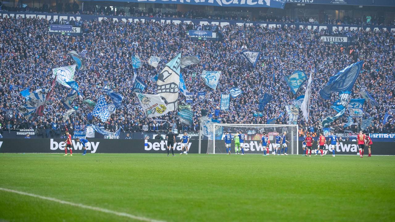 Ein Blick in die wie immer bestens gefüllte Fankurve von Schalke 04 beim Heimspiel gegen den SV Wehen Wiesbaden.