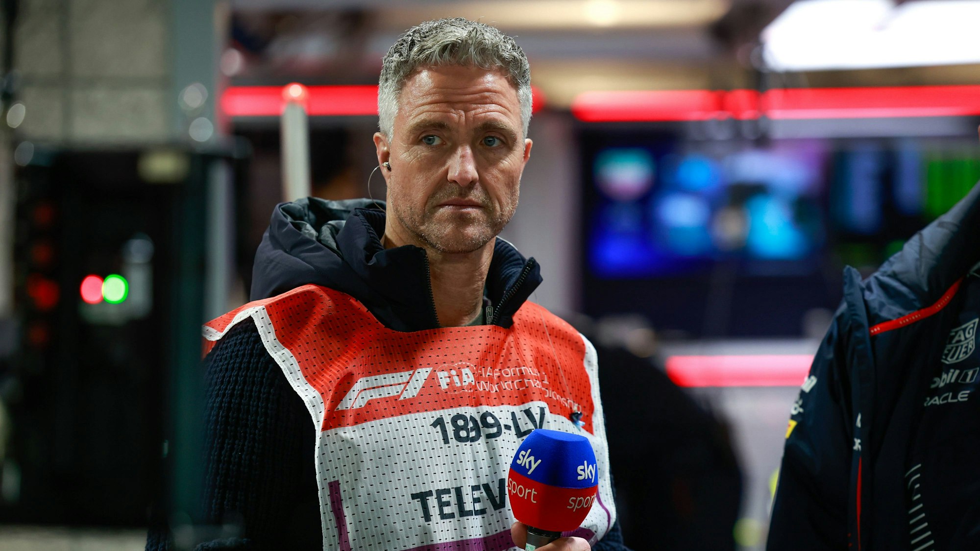 Ralf Schumacher mit Sky-Mikro beim Großen Preis von Las Vegas.