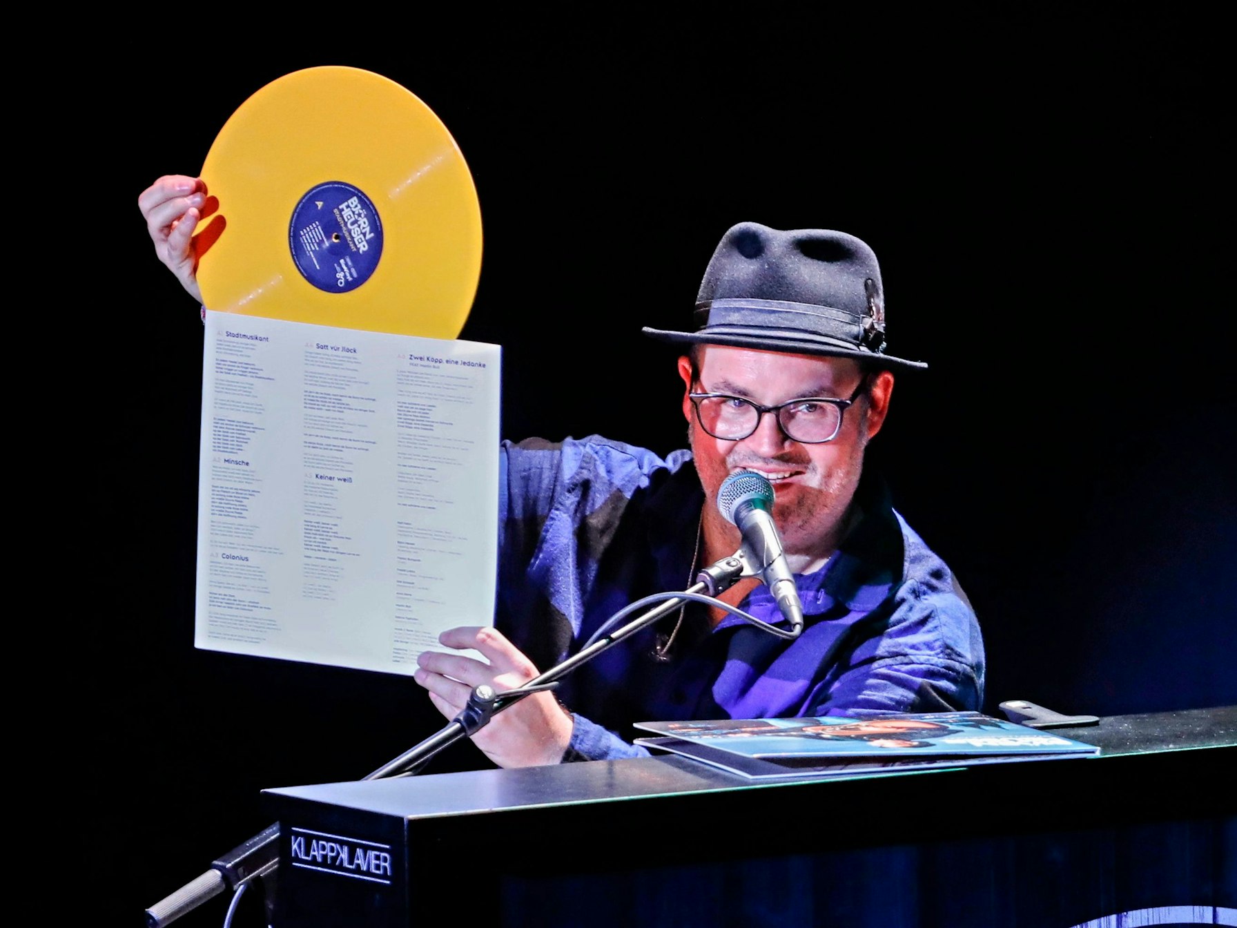 Björn Heuser mit seiner neuen Platte.