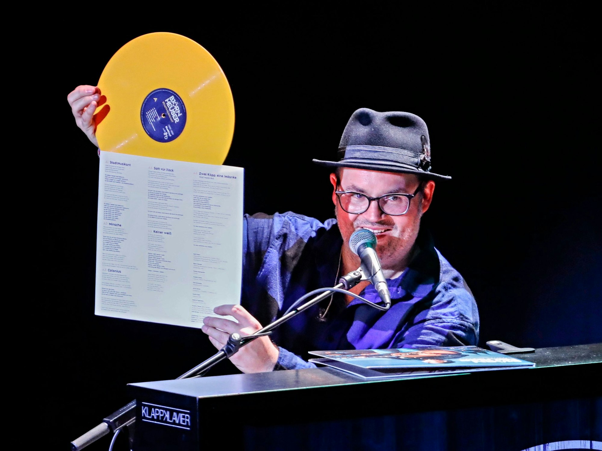 Björn Heuser mit seiner neuen Platte.